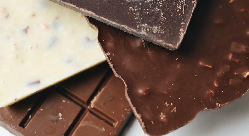шоколад, горький шоколад, темный шоколад, как шоколад влияет на мозг, как шоколад влияет на настроение, как горький шоколад влияет на мозг, калорийность горького шоколада, горький шоколад польза и вред, черный шоколад, польза черного шоколада, чем полезен черный шоколад, сколько калорий в черном шоколаде, сколько черного шоколада можно в день, умственная деятельность, умственная работа, мозговая активность, повышение мозговой активности, умственная работа сжигает калории, средство для улучшения мозговой деятельности, польза шоколада, виды шоколада, шоколад вред, как выбрать черный шоколад